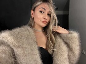 Profile Picture of Wineandboobss