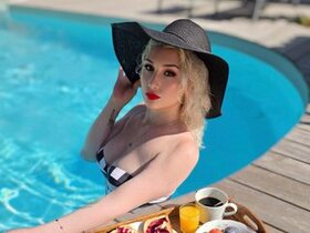 Profile Picture of MadameBlonde